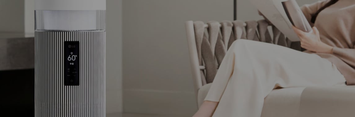 세로 줄무늬 디자인의 가습기가 보이며, 디스플레이에 
